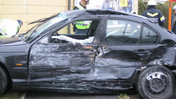 Stopptafel übersehen, Autolenker eingeklemmt