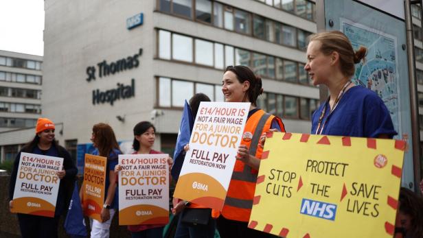 Krankenhausärzte in England im Streik: Spitalsbetrieb am Limit