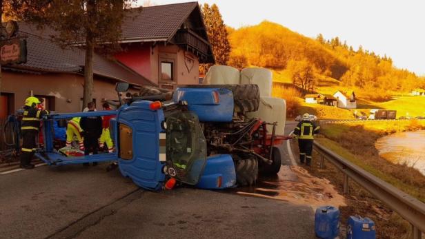 Einsatz in NÖ: Traktor krachte in Nachtlokal und stürzte um