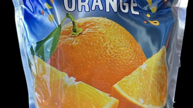 Ein Capri-Sun-Orangensaft-Getränkebeutel mit einer Abbildung von Orangen.