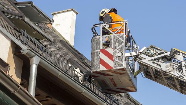 Feuerwehrleute aus Krems fuhren mit der DRehleiter zu einem Hund aufs Dach