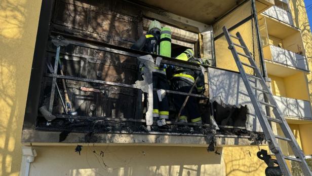 Bezirk Krems: Balkon eines Mehrfamilienhauses stand in Flammen