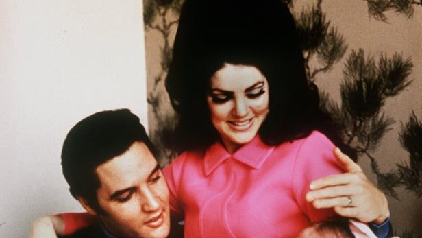 Elvis Presley und Priscilla mit ihrem neugeborenen Baby.