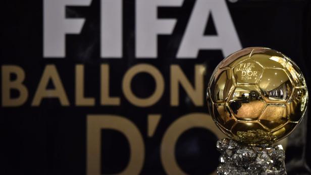 Der FIFA Ballon d'Or Pokal auf einem silbernen Sockel.