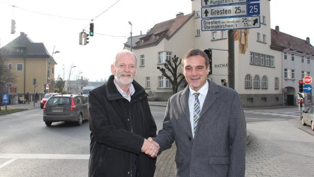 Gemeinsame Freude über positiven Entscheid der Verwaltungsgerichtshofs zur Umfahrung Wieselburg: SPÖ-Bürgermeister Günter Leichtfried (l.), ÖVP-Landtagsabgeordneter Toni Erber