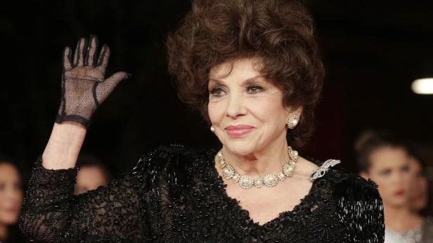 Actress Gina Lollobrigida poses on the red carpet at the Rome Film Festival November 16, 2012. REUTERS/Tony Gentile (ITALY - Tags: ENTERTAINMENT)