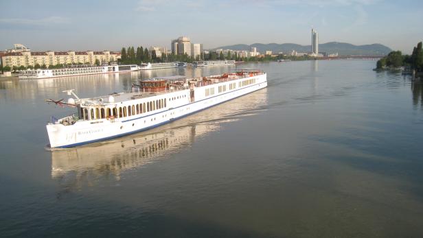 Wieder volle Kraft stromabwärts: Donauschiff bei der Reichsbrücke