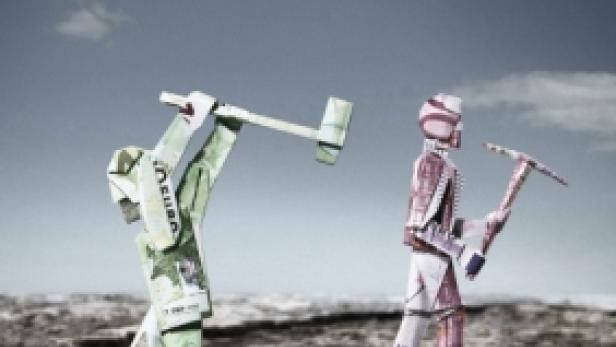 Zwei Figuren aus Geldscheinen arbeiten mit Hammer und Spitzhacke auf einem Feld.