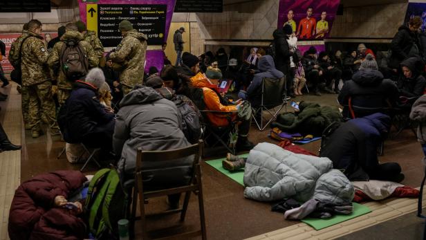 Menschen suchen Schutz in U-Bahnstationen in Kiew.