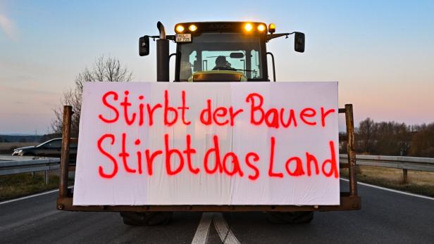 Bauernproteste auf einer Autobahn in Brandenburg