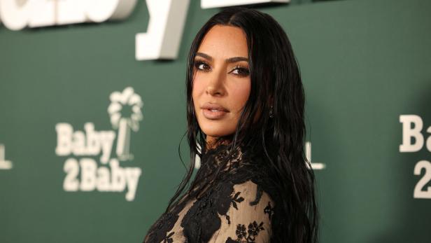 Kim Kardashian zeigt auf Instagram, wie sie sich fit hält und erntet Kritik