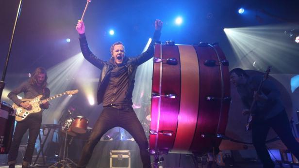 Mit wuchtigen Drums und einem Sound–Mix aus Rock und Elektro-Pop brachten Imagine Dragons in der Stadthalle 8000 Fans auf Touren.