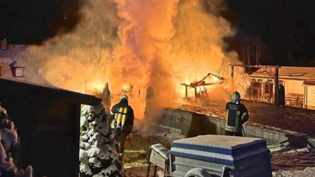 Großeinsatz in NÖ: Gartenhütte wurde ein Raub der Flammen