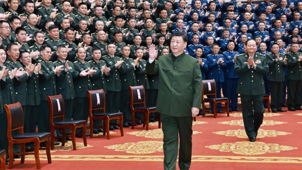 Chinese President Xi Jinping meets with senior officers in Nanning