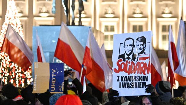 Teilnehmer einer Demonstration gegen die Inhaftierung der PiS-Abgeordneten