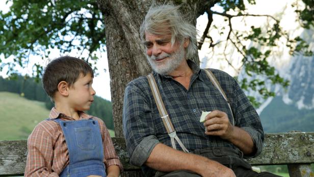 Der Schein trügt: Der liebe Opa (Peter Simonischek) mit dem Enkerl.