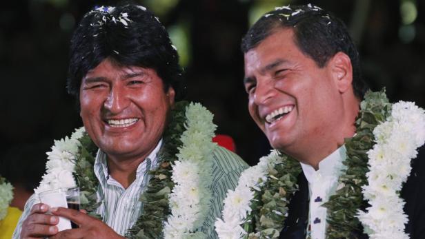 Bolivia&#039;s President Evo Morales (L) and his Ecuadorean counterpart Rafael Correa attend a meeting with Bolivian social organizations in Cochabamba July 4, 2013. South America&#039;s most outspoken leftist leaders gathered on Thursday to rally behind Morales, whose plane was diverted in Europe this week on suspicions that fugitive U.S. spy agency contractor Edward Snowden was aboard. REUTERS/David Mercado (BOLIVIA - Tags: POLITICS TPX IMAGES OF THE DAY)