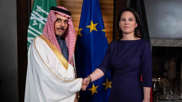 Archivfoto 27. Februar 2023: Der saudische Außenminister Faisal bin Farhan Al Saud (l.) und die deutsche Außenministerin Annalena Baerbock.