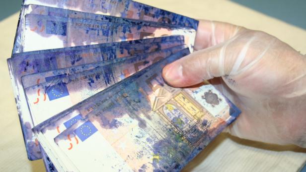 So sehen Geldscheine nach der Explosion einer Farbbombe aus. Will jemand damit bezahlen, ist er sofort überführt