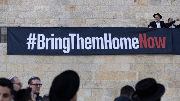 Transparent mit der Aufschrift "Bringt sie nach Hause" (Anm.: gemeint sind die israelischen Geiseln in Gaza) in Jerusalem 