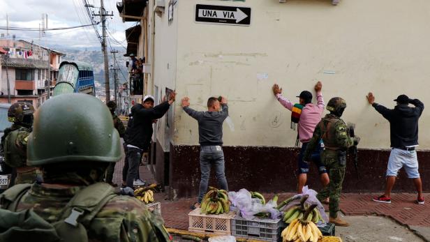 Militär durchsucht Männer in Quito. 