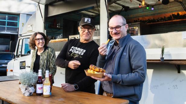 Foodtruck-Betreiber Sigi Goufas (M.) mit den Tabakfabrik-Chefs Denise Halak und Markus Eidenberger