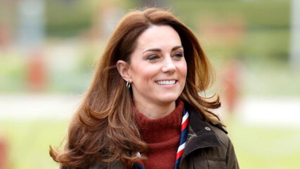 Prinzessin Kate trägt eine Barbour-Jacke und ein Pfadfindertuch.