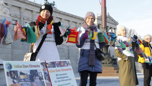 Grandparents for Future mit bunten Topflappen vor dem österreichischen Parlament