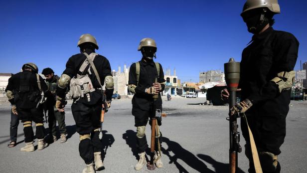 Kämpfer der Houthi bewaffnen sich