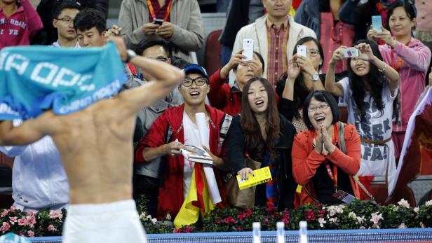 Der Beatles-Effekt: Wenn die Tennis-Nummer-eins Rafael Nadal das Leiberl wechselt, schauen die weiblichen Fans ganz genau hin, der Ge­räusch­pe­gel steigt. Festgehalten beim Turnier in Peking.