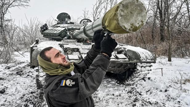 Ukrainischer Soldat bei einem Panzer im Schnee