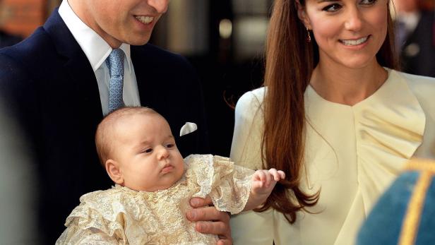 Prinz William und Kate Middleton mit Prinz George bei seiner Taufe.