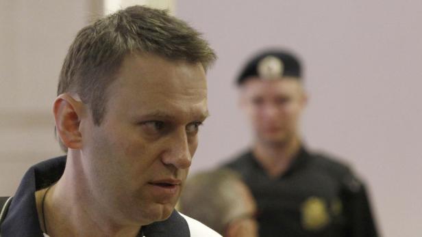 Russian opposition leader and anti-corruption blogger Alexei Navalny attends a court hearing in Kirov July 2, 2013. Navalny faces up to 10 years in jail if found guilty of stealing 16 million roubles ($500,000) from a state timber firm in a trial he says is politically motivated. REUTERS/Sergei Karpukhin (RUSSIA - Tags: POLITICS CRIME LAW)