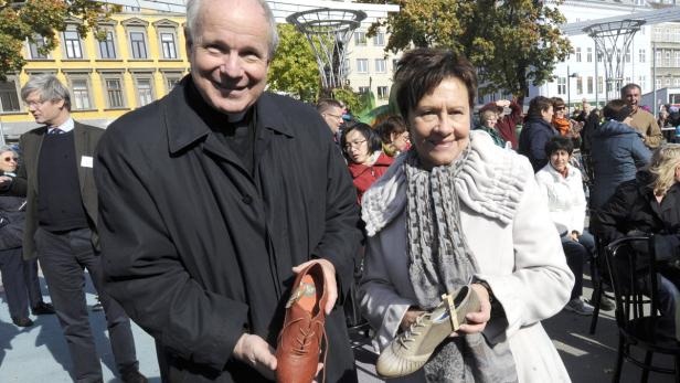 Zeigt sich von der Rücktrittsaufforderung unbeeindruckt: Gerda Schaffelhofer (am Bild mit Kardinal Christoph Schönborn im Oktober 2013).