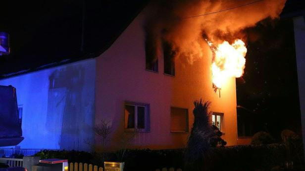 Geschwister bei Hausbrand eingeschlossen: Polizisten kamen mit Leiter zu Hilfe