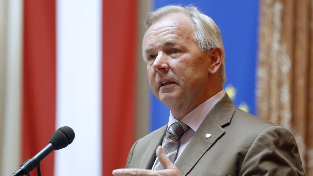 APA4682408 - 21072011 - WIEN - ÖSTERREICH: Kärntens Landeshauptmann Gerhard Dörfler am Donnerstag, 21. Juli 2011, während seiner Rede zum Thema Ortstafel anl. eines Bundesrats im Parlament in Wien. APA-FOTO: GEORG HOCHMUTH