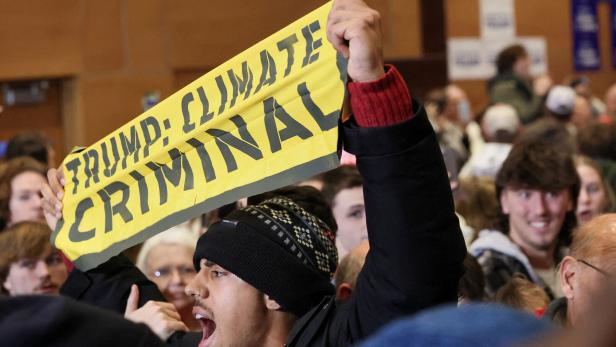 Klimaaktivisten stören Wahlkampfauftritt von Trump in Iowa