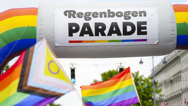 Regenbogen-Banner auf der Pride in Wien 2023