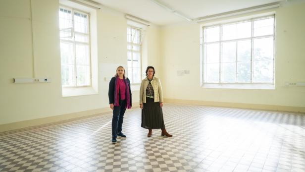 Der Pavillon 18 wird ein Atelierhaus: Kulturamtsleiterin Anita Zemlyak (li.) mit ihrer Chefin Veronica Kaup-Hasler