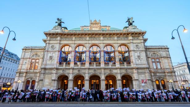 IKG-LICHTINSTALLATION AN DER STAATSOPER UM AN DIE HAMAS-GEISELN ZU ERINNERN