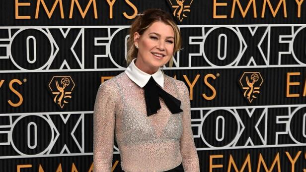 Ellen Pompeo posiert auf dem roten Teppich der Emmys.