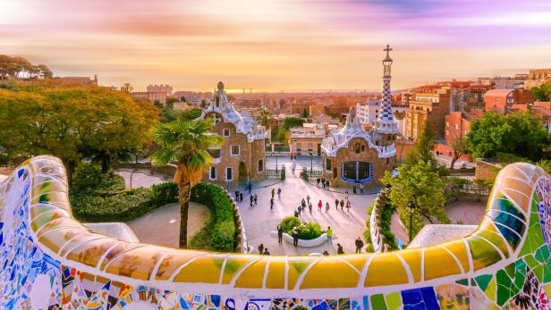 Blick vom Park Güell auf Barcelona bei Sonnenuntergang.