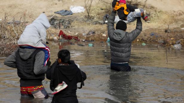 Migranten versuchen den  Rio Grande in die USA zu überqueren, 2. Jänner 2024.