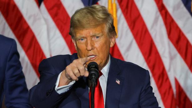 Donald Trump zeigt mit dem Finger