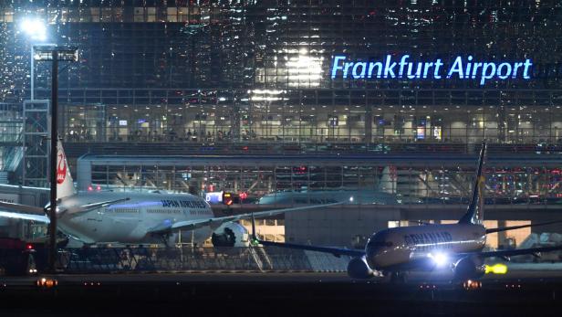 Flughafen Frankfurt bei Nacht