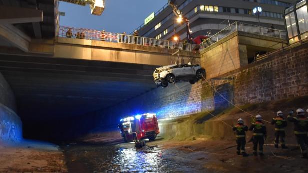 Auto stürzte in Wien-Meidling in Wienfluss: Lenker schwer verletzt