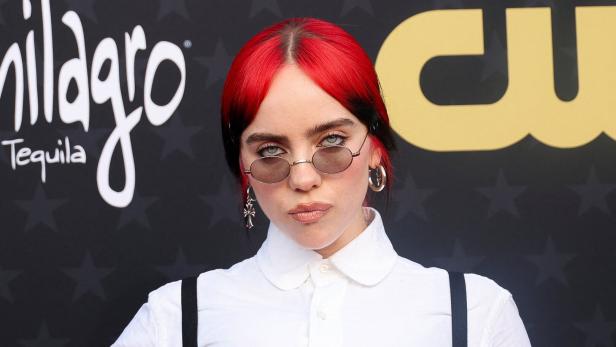 Billie Eilish mit roten Haaren auf den Critics Choice Awards 2024.