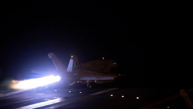 Kampfflugzeug vom 12.1.: Als Reaktion auf die wiederholten Angriffe auf die internationale Schifffahrt im Roten Meer hatten die USA und Großbritannien mit der Unterstützung Verbündeter bereits in der vergangenen Woche einen umfassenden Militärschlag gegen die Houthi ausgeführt.