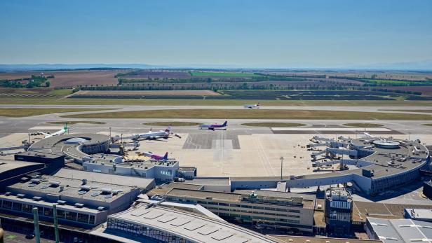 Luftaufnahme der Terminals am Flughafen Wien