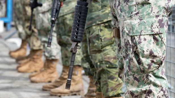 Symbolbild: Ecuadorean Army members stand guard in front of the Del Litoral prison facilities